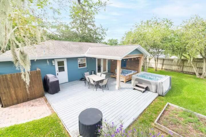 Hot Tub 5 min to beach King Bed House in Saint Augustine