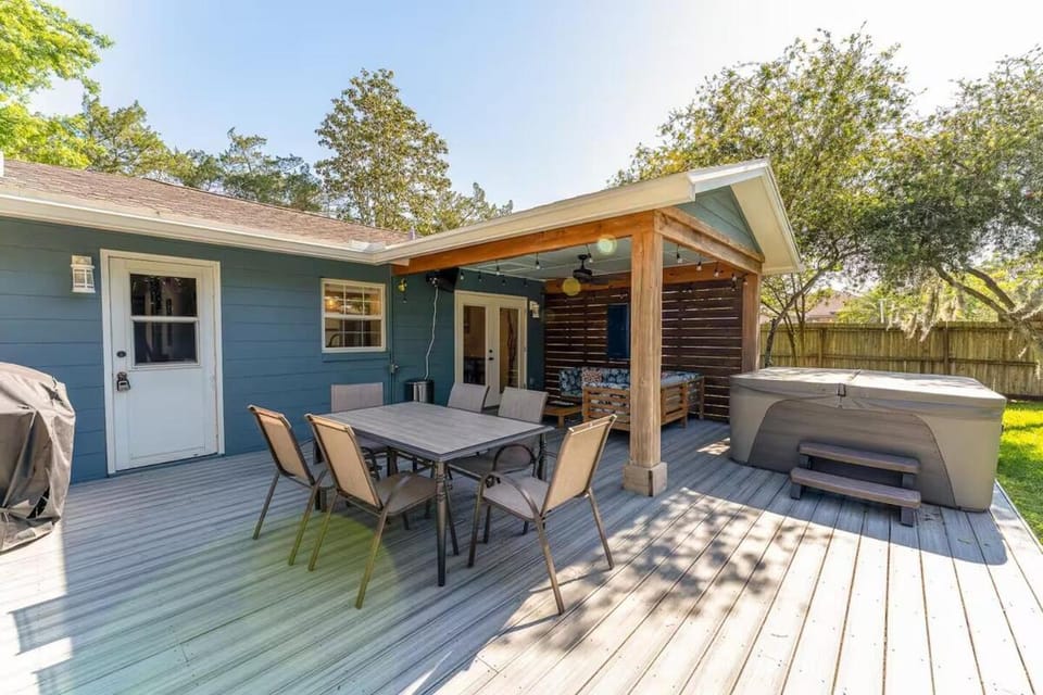 Hot Tub 5 min to beach King Bed House in Saint Augustine