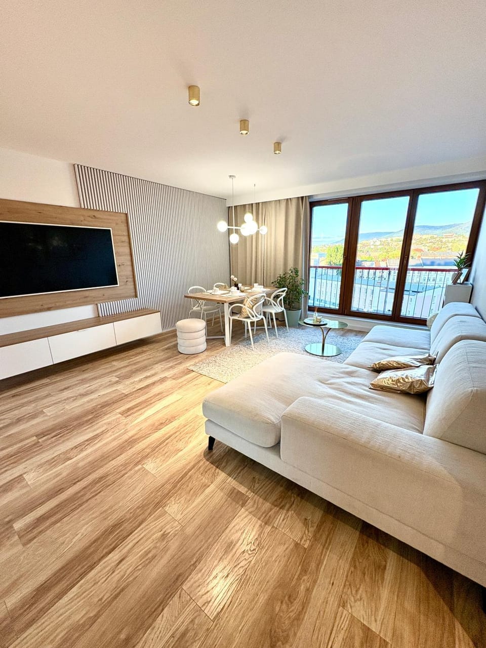 Natural landscape, TV and multimedia, Living room, Seating area