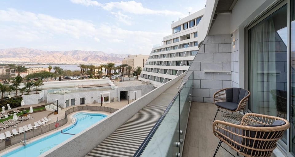 View (from property/room), Balcony/Terrace, Mountain view, Pool view