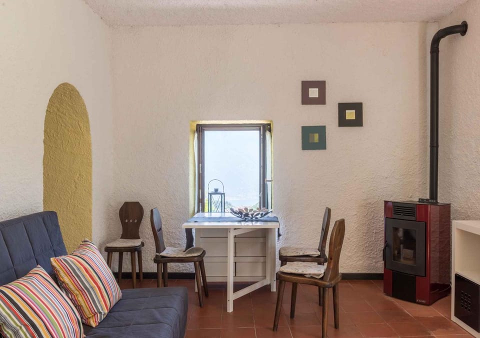 Living room, Seating area, Dining area, fireplace