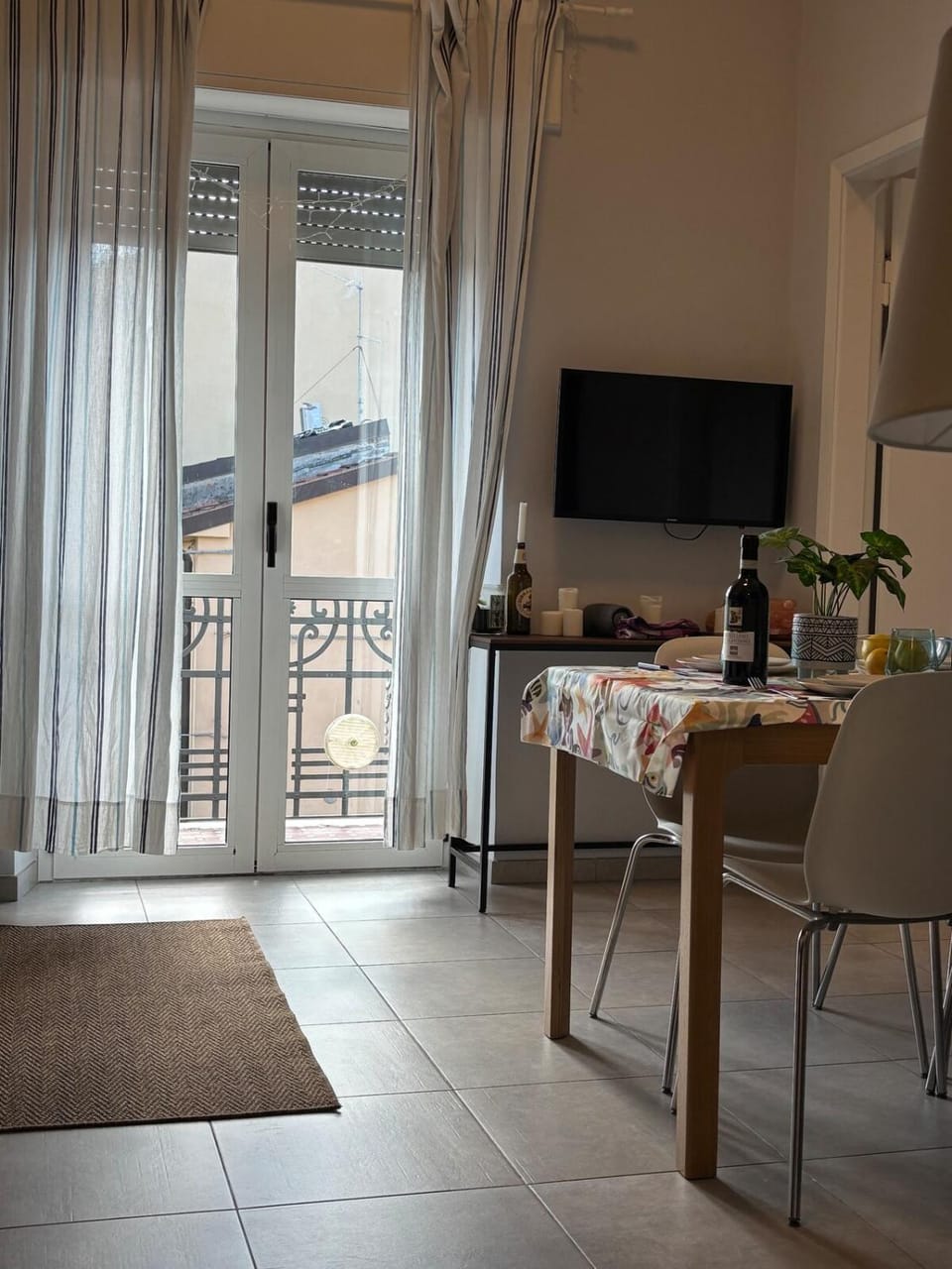 TV and multimedia, Living room, Seating area, Dining area