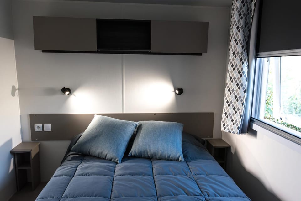 Mobile home confort Fréjus camping 4 étoiles suite parentale 6-8 personnes Campground/ 
RV Resort in Fréjus