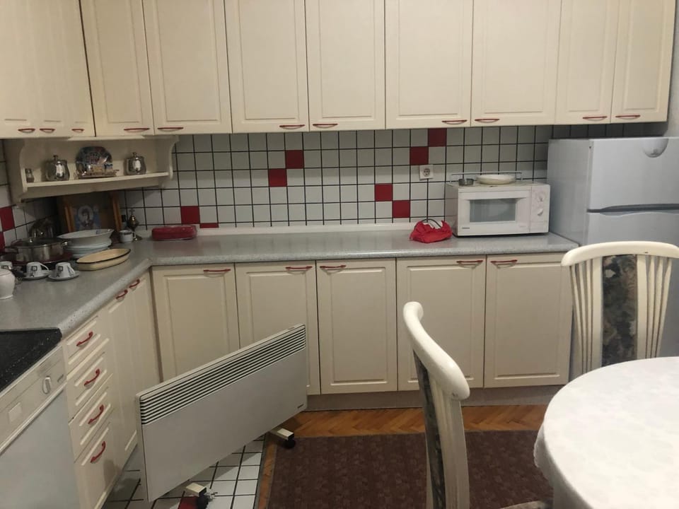 Coffee/tea facilities, Kitchen or kitchenette, Dining area, heating, oven