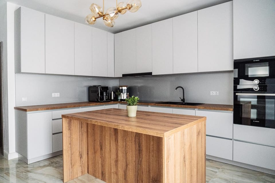 Coffee/tea facilities, Kitchen or kitchenette, stove