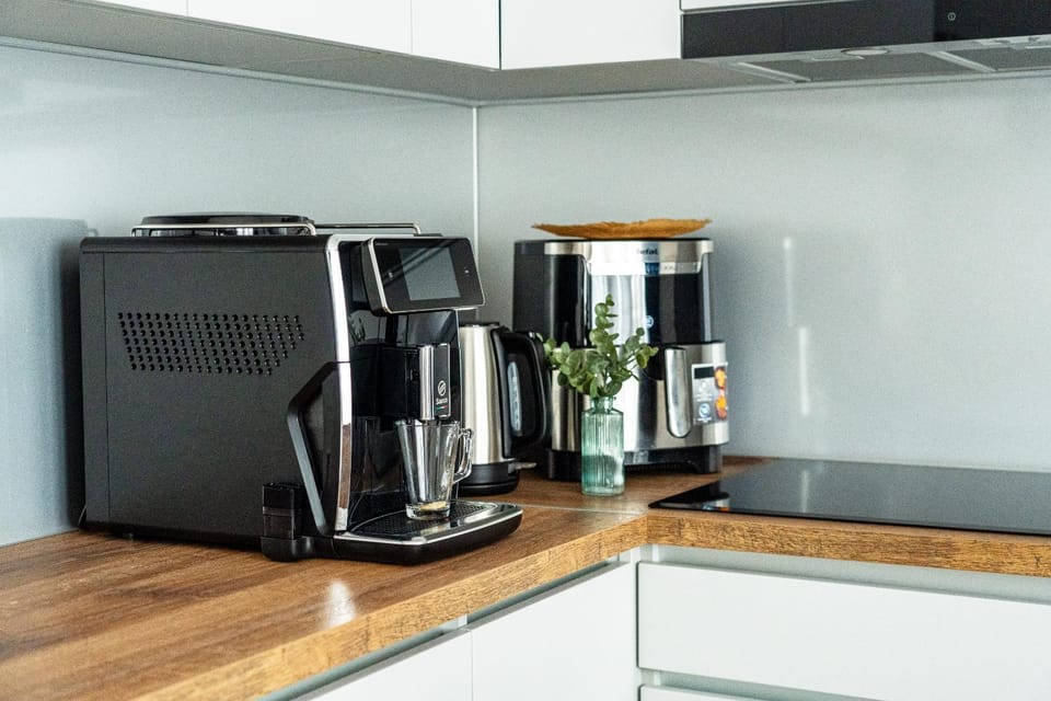 Coffee/tea facilities, Kitchen or kitchenette, Communal kitchen, stove