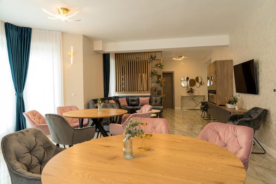 Restaurant/places to eat, Dining area, Pool view, Meals, Inner courtyard view