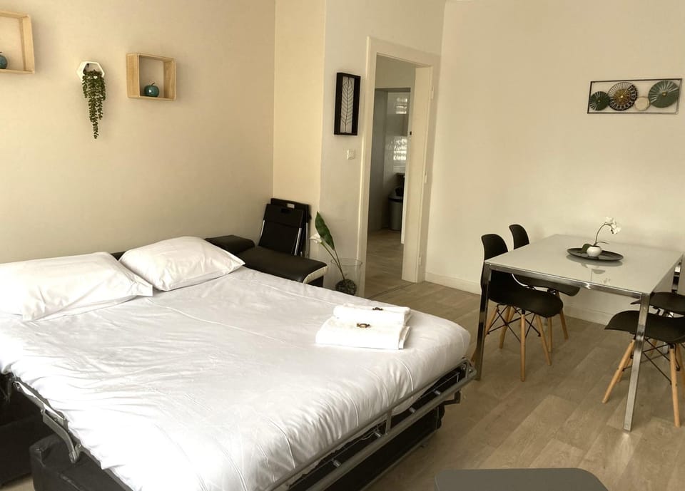 Communal lounge/ TV room, Living room, Seating area