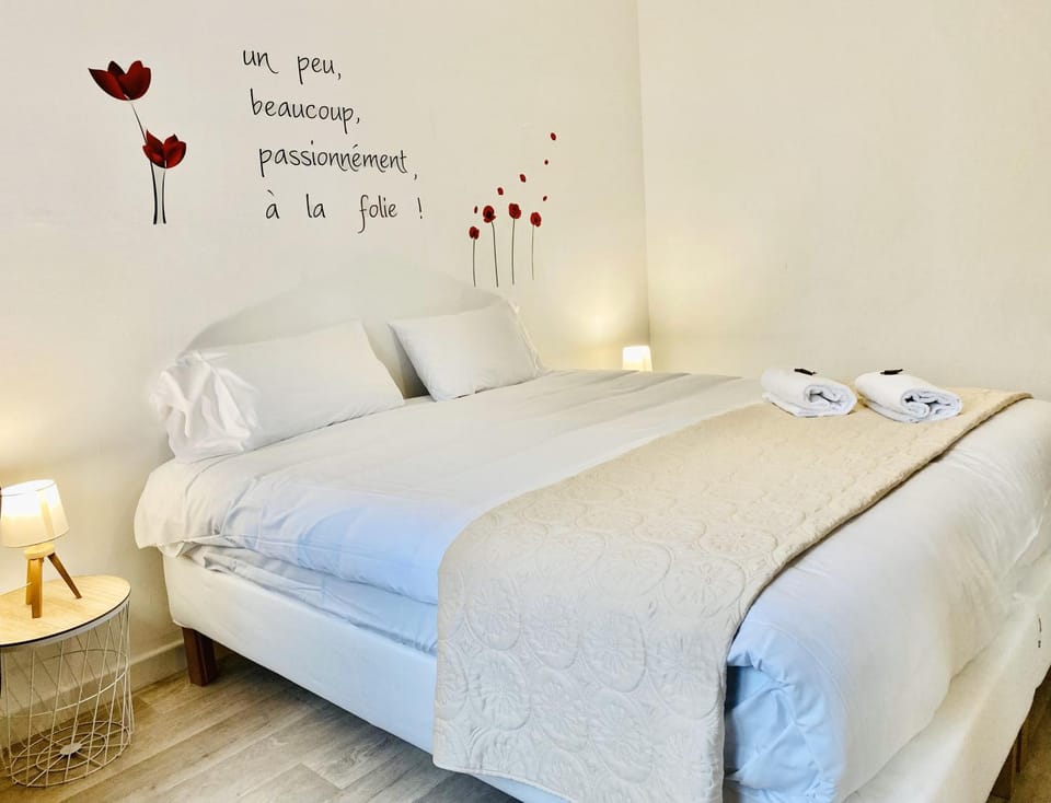 Photo of the whole room, Bedroom