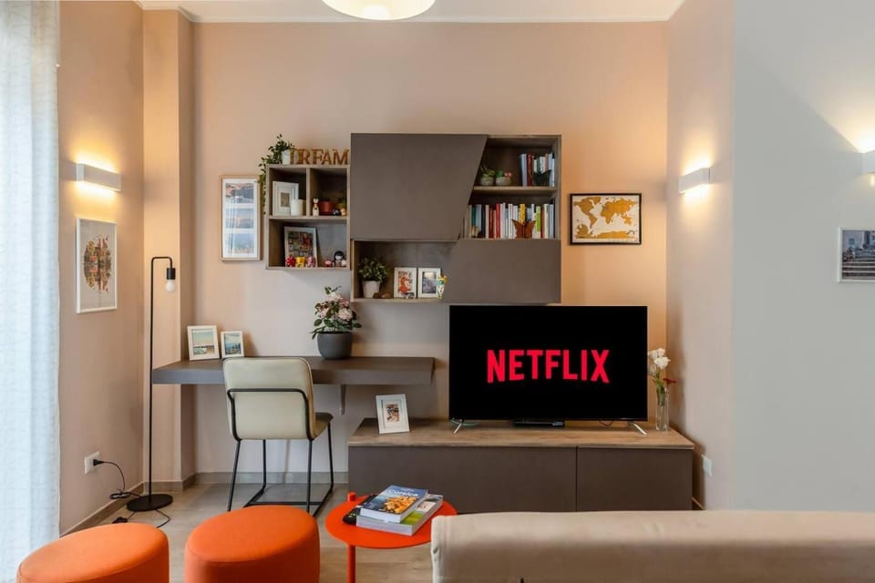 Attico Milano - 2min Metro - Elegante with AC Apartment in Milan