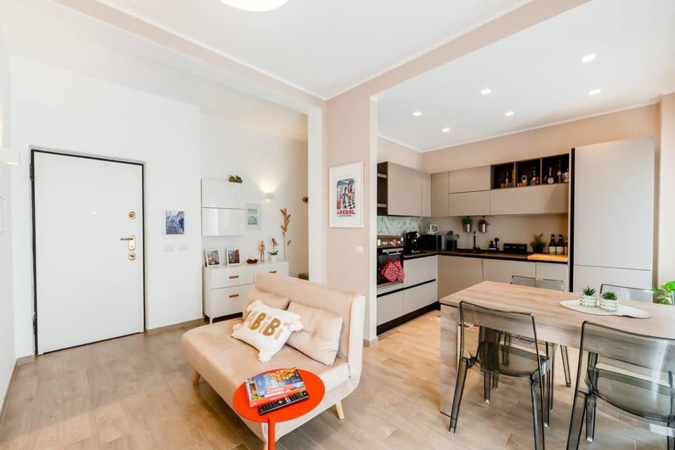 Attico Milano - 2min Metro - Elegante with AC Apartment in Milan