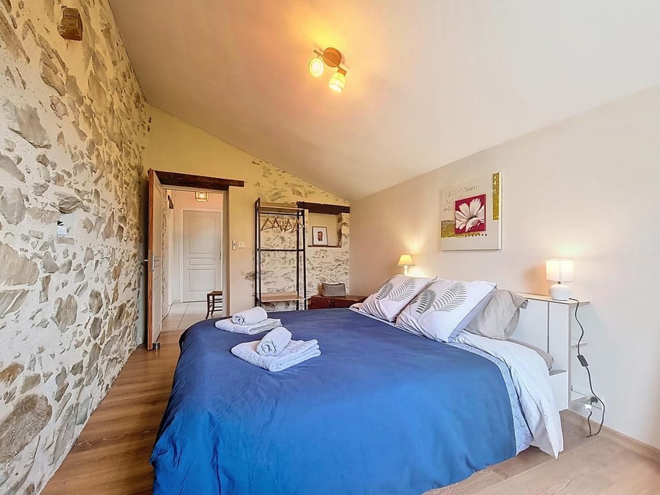 Bed, Photo of the whole room, Bedroom, storage, towels