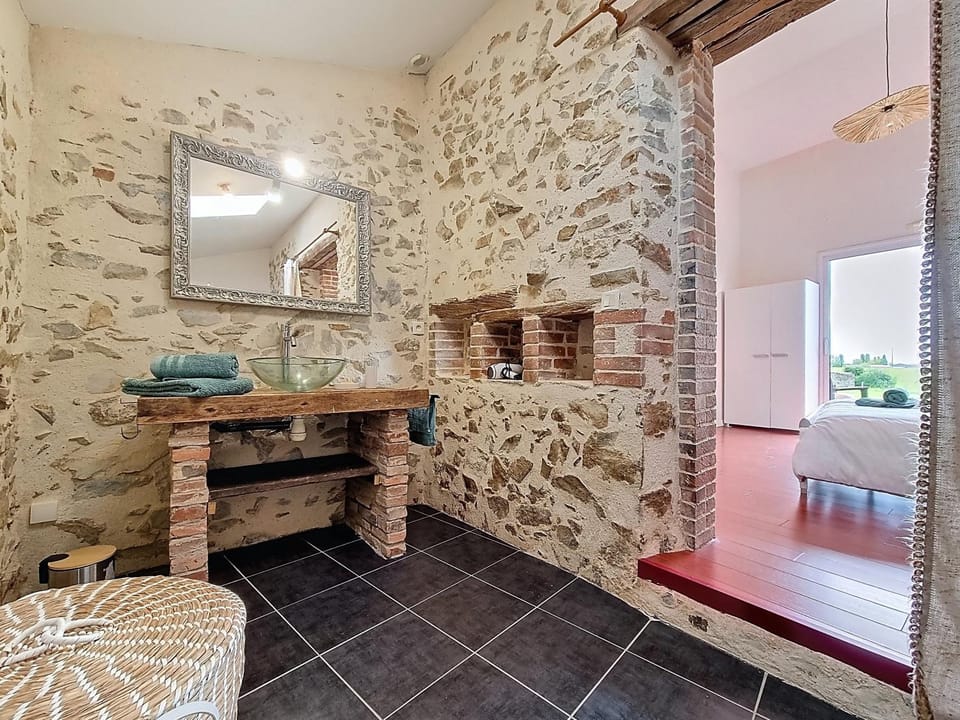 Bed, Bathroom, Photo of the whole room, Bedroom, towels
