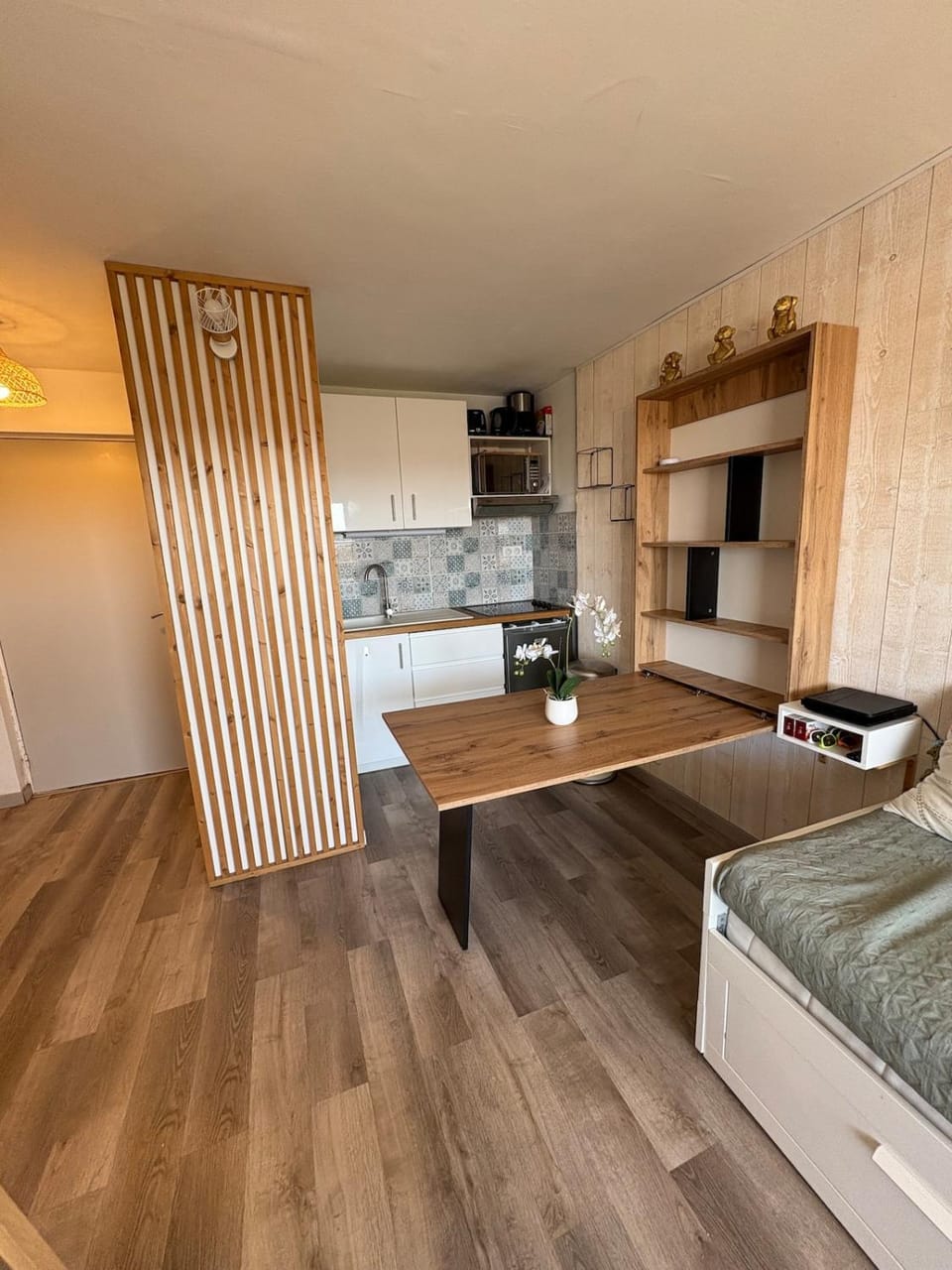 Kitchen or kitchenette, Seating area, Dining area, stove