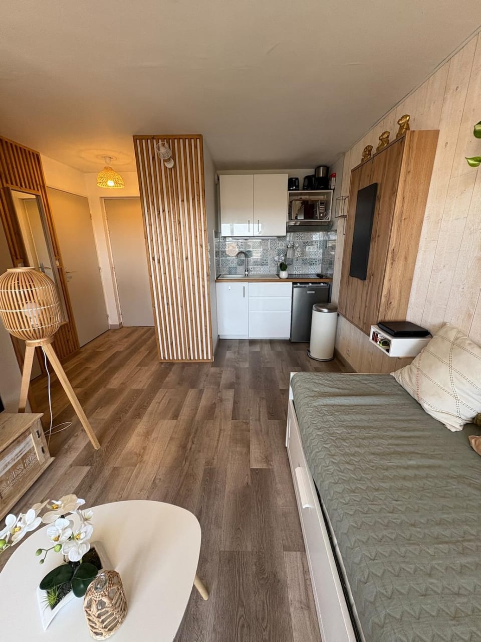 Bed, Kitchen or kitchenette, Living room, Seating area, Dining area, stove
