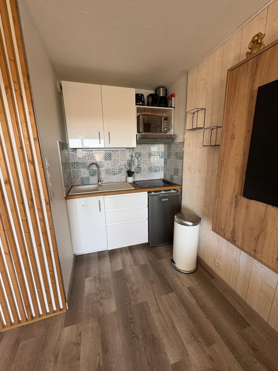 Kitchen or kitchenette, stove