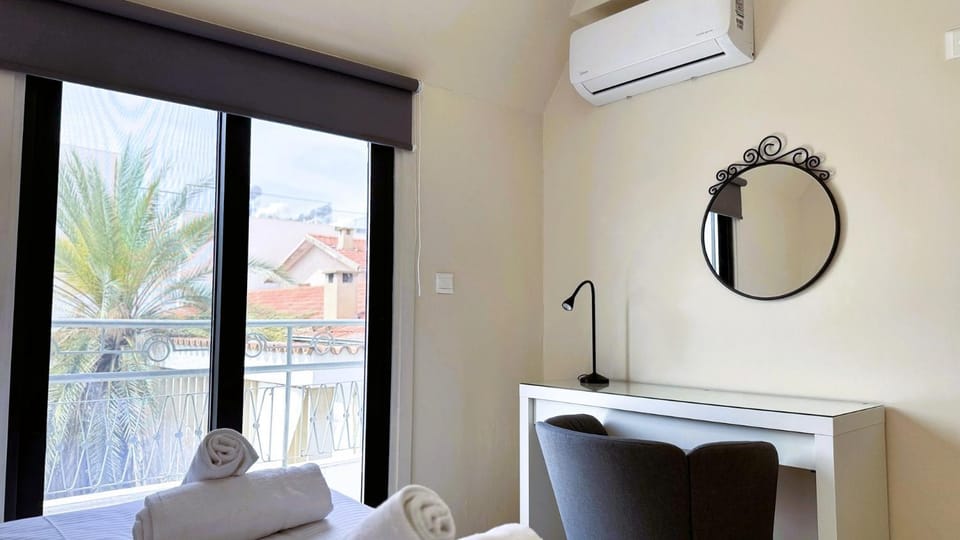 Living room, Seating area, air conditioner