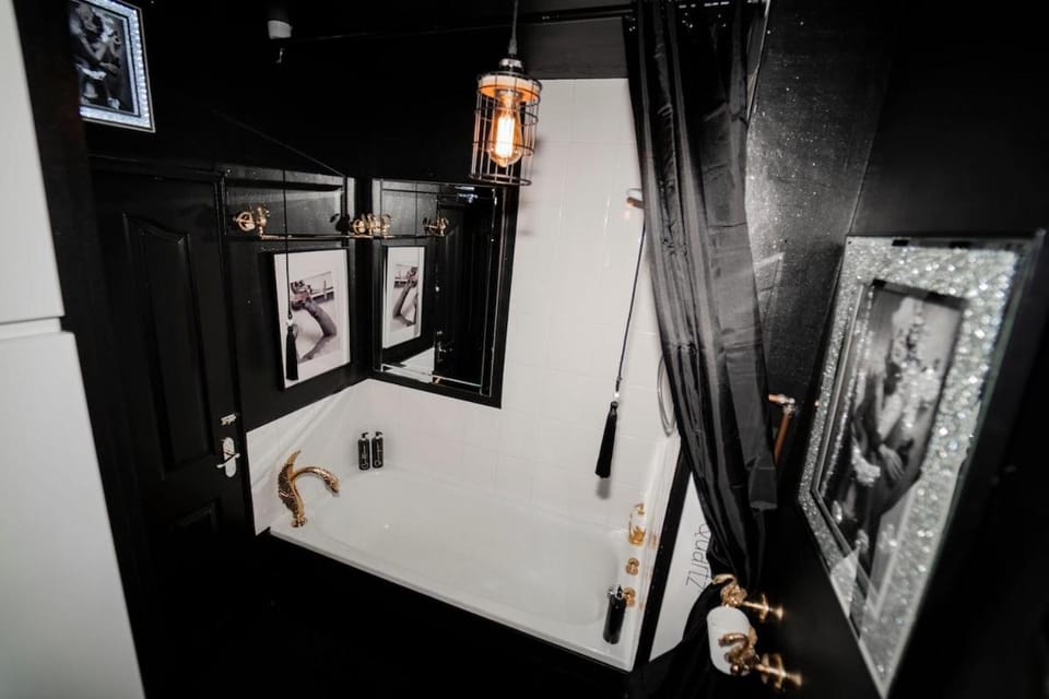 Play Queen - A Playful Unique Hot Tub Retreat Apartment in Wolverhampton
