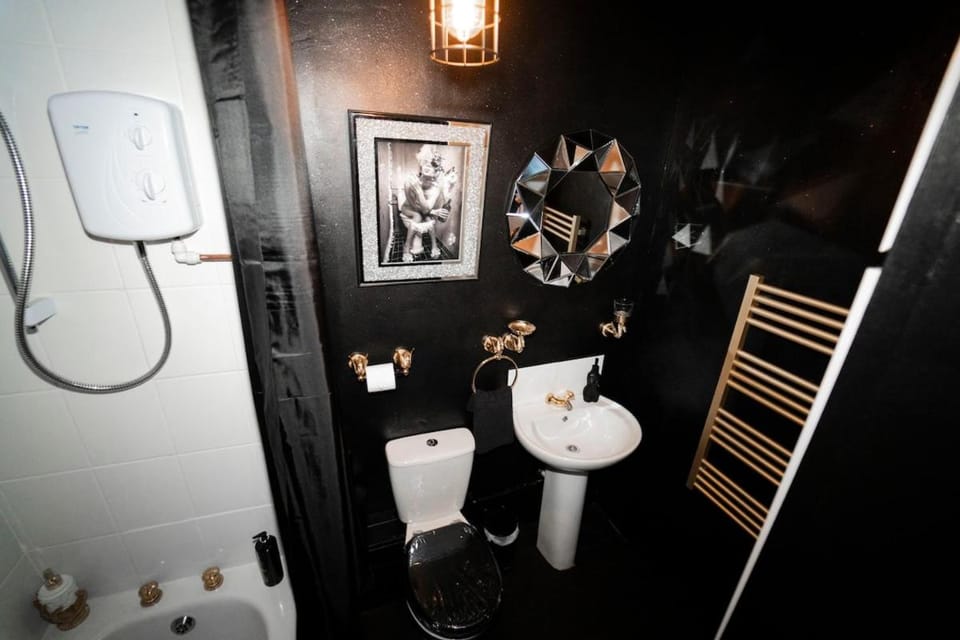 Play Queen - A Playful Unique Hot Tub Retreat Apartment in Wolverhampton