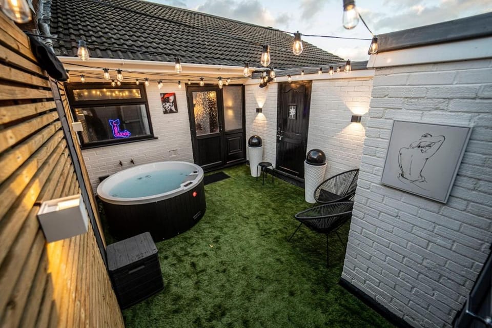 Garden, Hot Tub