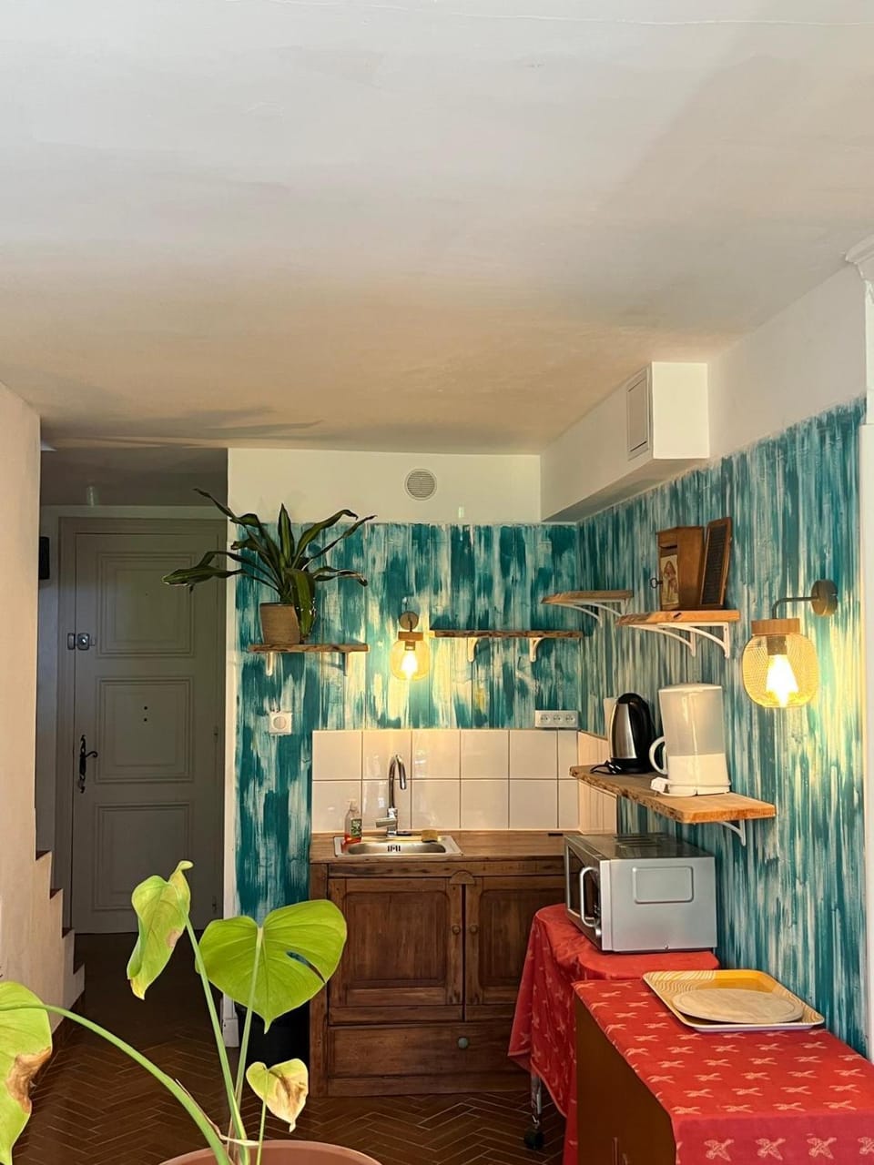 Kitchen or kitchenette, Dining area
