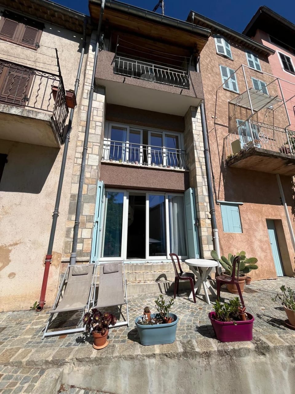 Property building, Day, Balcony/Terrace