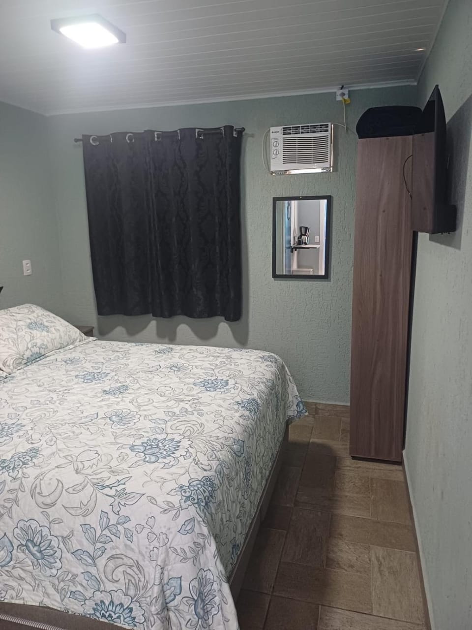 locker, air conditioner