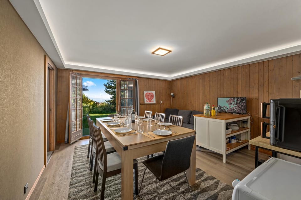 View (from property/room), Dining area, Garden view, Lake view, Landmark view, Mountain view