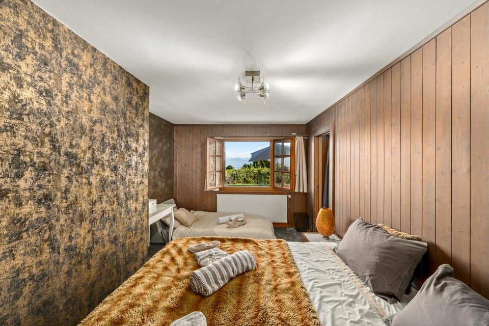 Bed, View (from property/room), Bedroom, Garden view, Lake view, Landmark view, Mountain view