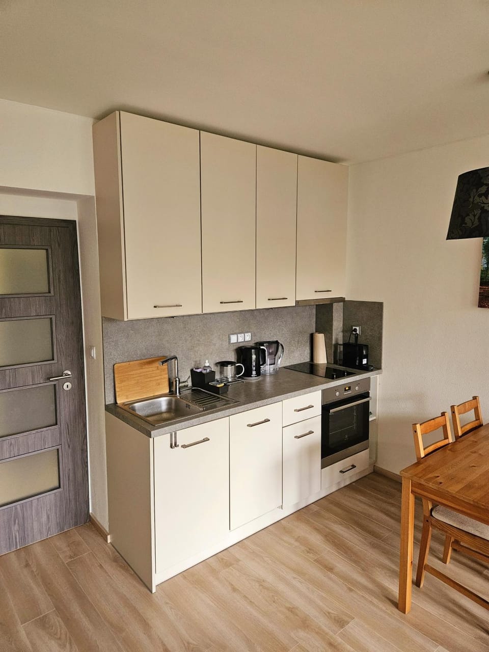 Coffee/tea facilities, Kitchen or kitchenette, Dining area, oven, stove, toaster