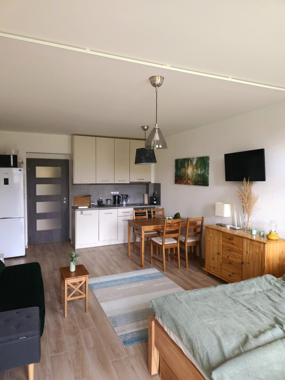 TV and multimedia, Kitchen or kitchenette, Living room, Photo of the whole room, Seating area, Dining area, oven, stove
