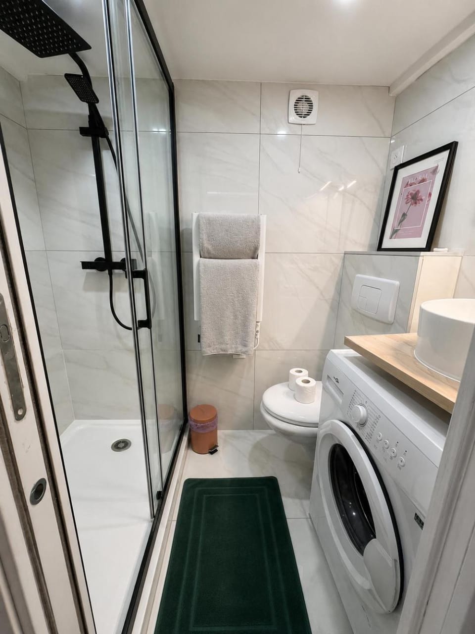 Shower, Toilet