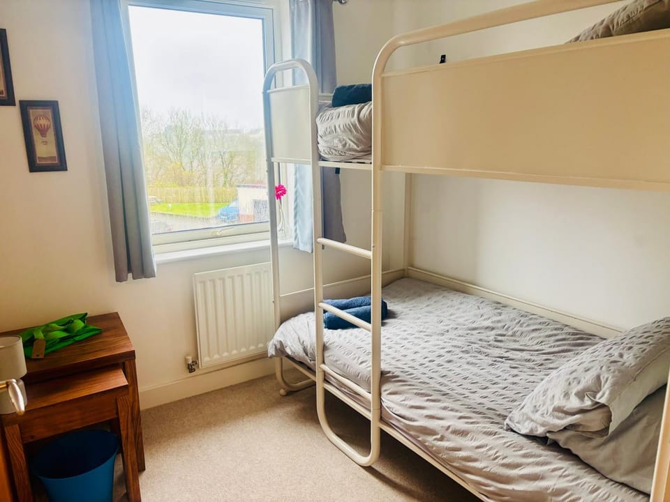 4 bed Townhouse with spectacular views 4 miles from Cardiff 10min drive or train journey to city centre House in Cardiff