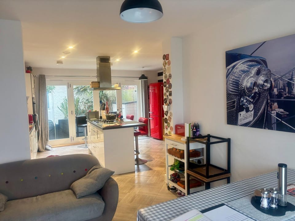 4 bed Townhouse with spectacular views 4 miles from Cardiff 10min drive or train journey to city centre House in Cardiff