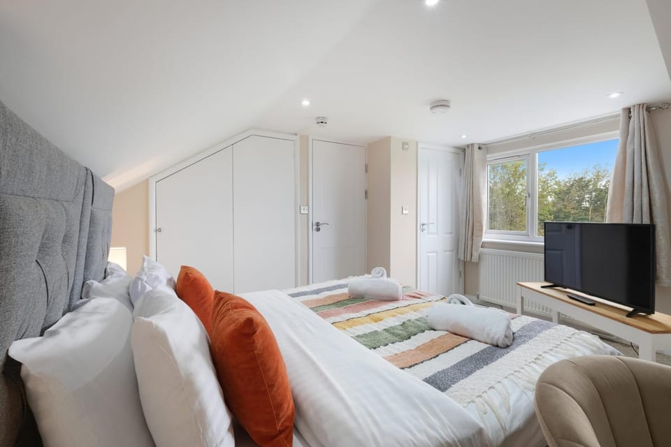 Bed, Photo of the whole room, Bedroom