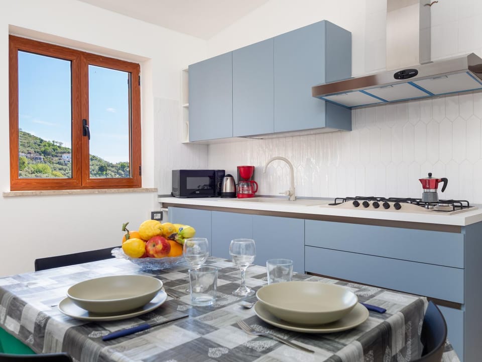 Coffee/tea facilities, Kitchen or kitchenette, Food and drinks, Dining area, stove