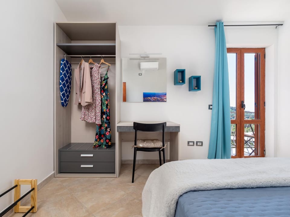 Photo of the whole room, Bedroom, wardrobe, air conditioner