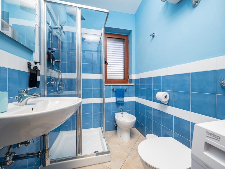 Shower, Toilet, Bathroom, bidet, towels