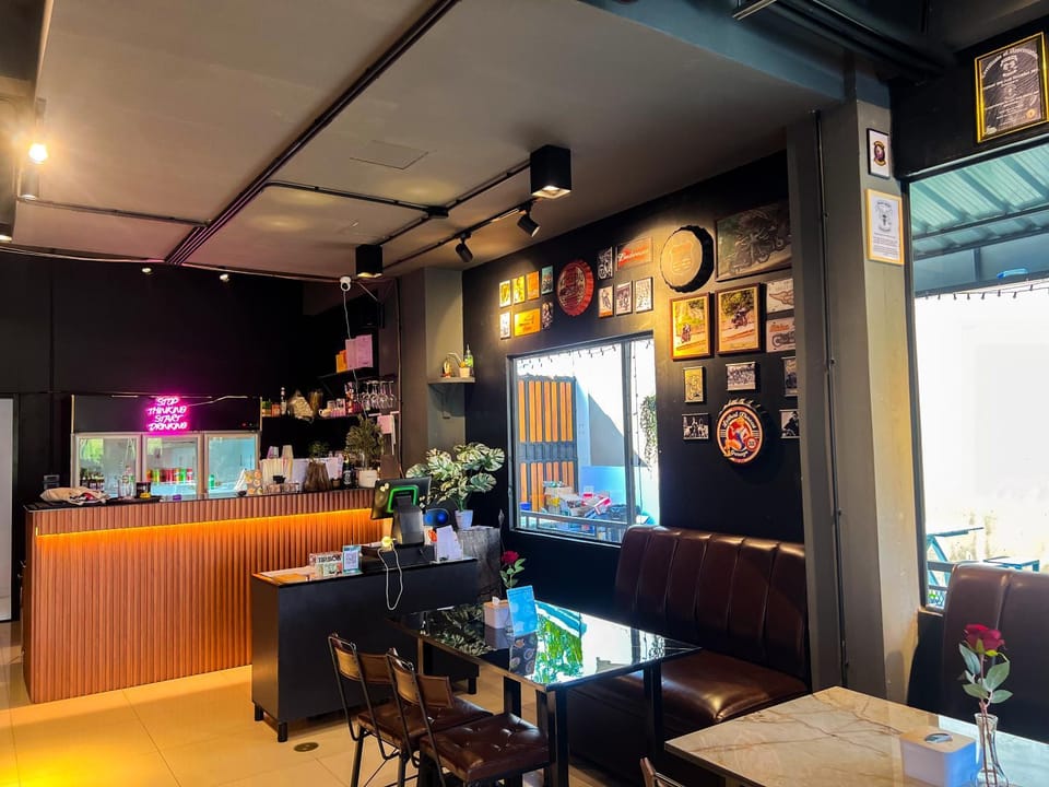Restaurant/places to eat, Lounge or bar