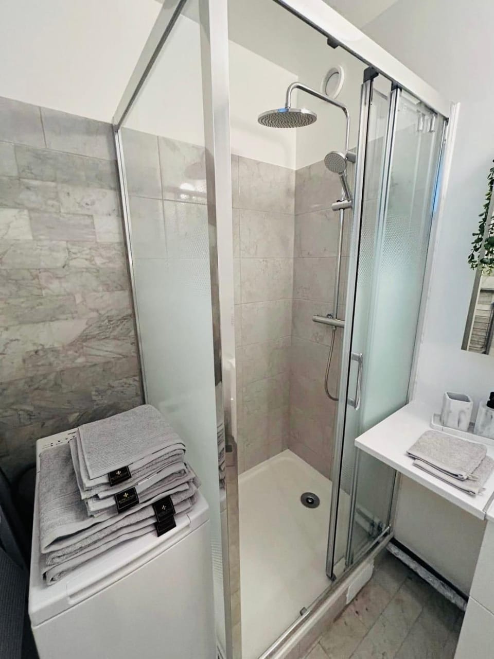 Shower, Bathroom, towels