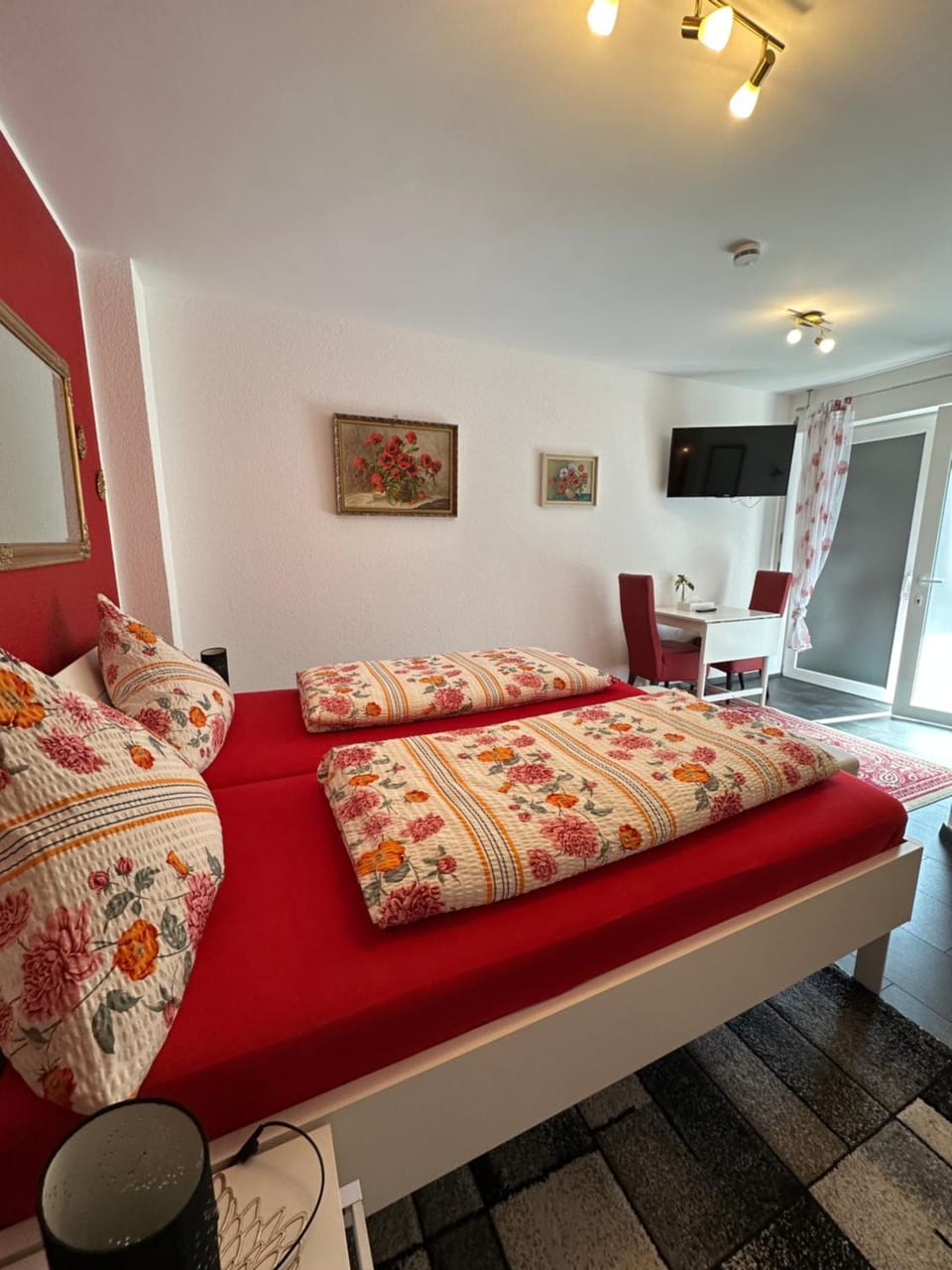 Bed, Photo of the whole room