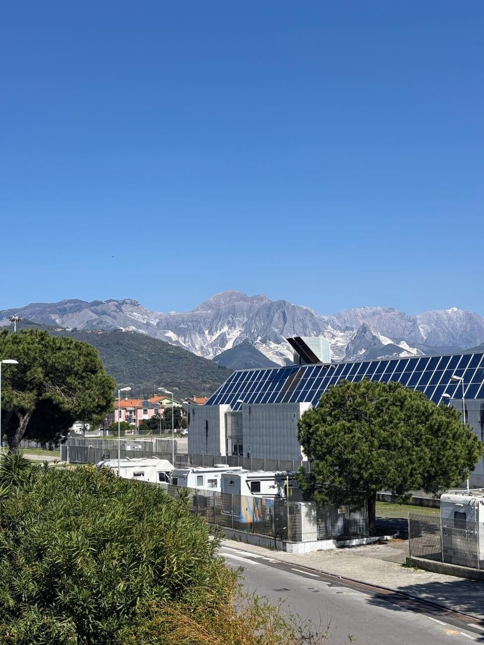 Property building, Day, Neighbourhood, Natural landscape, Mountain view