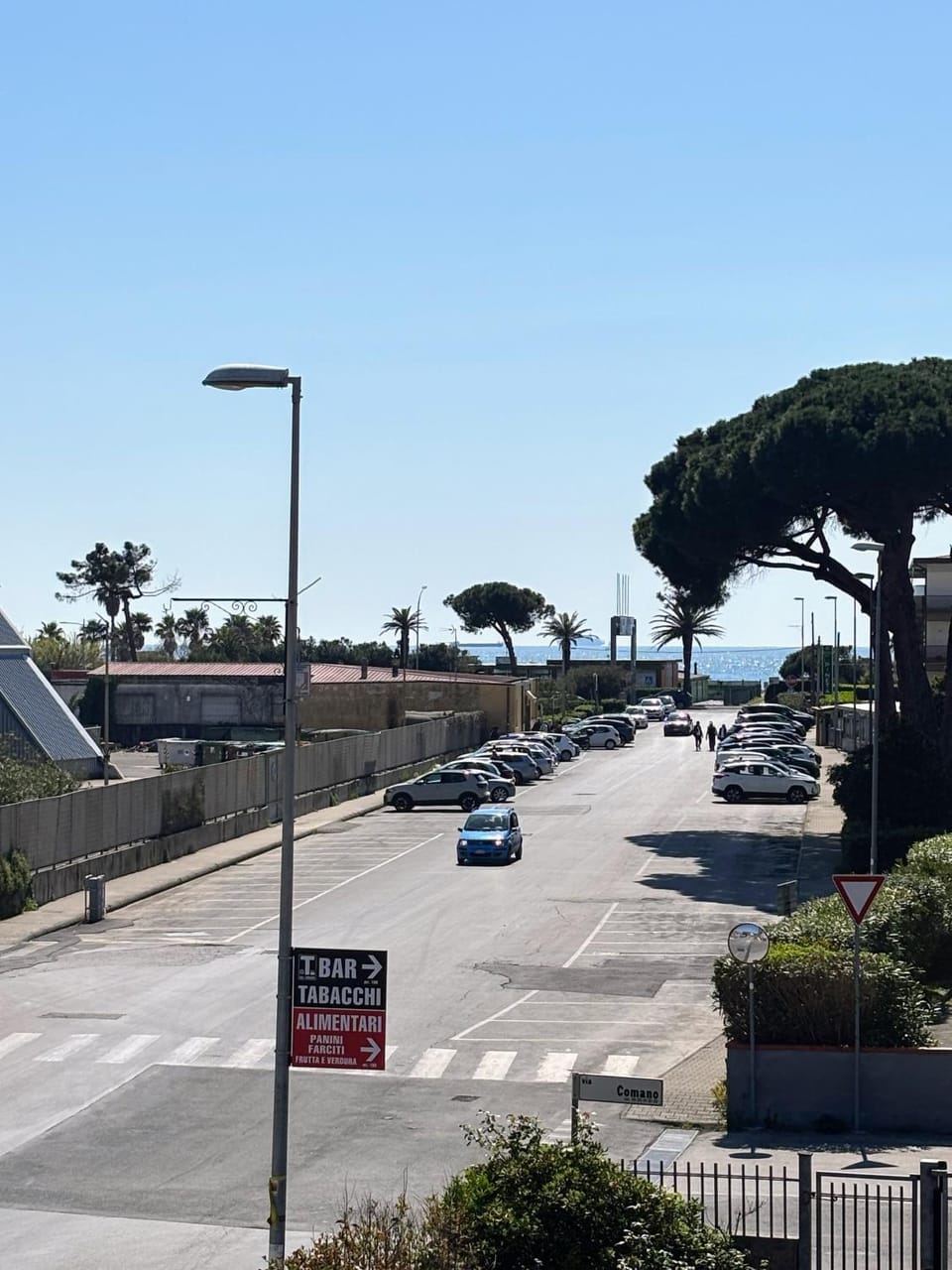 Property building, Day, Neighbourhood, Natural landscape, Sea view, Street view, Location, Parking