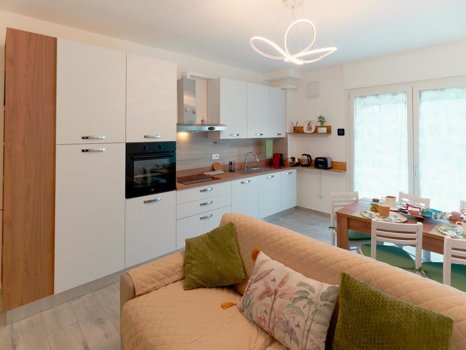 Kitchen or kitchenette, Living room, Seating area, Dining area, oven, stove
