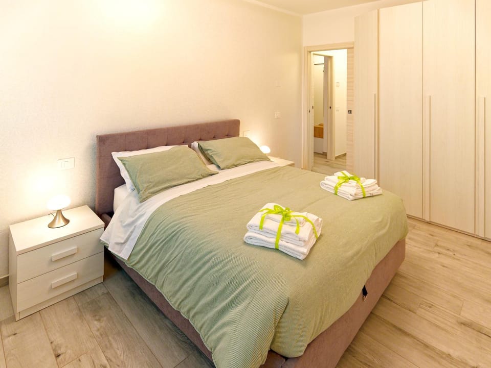Bed, Photo of the whole room, Bedroom, towels, wardrobe