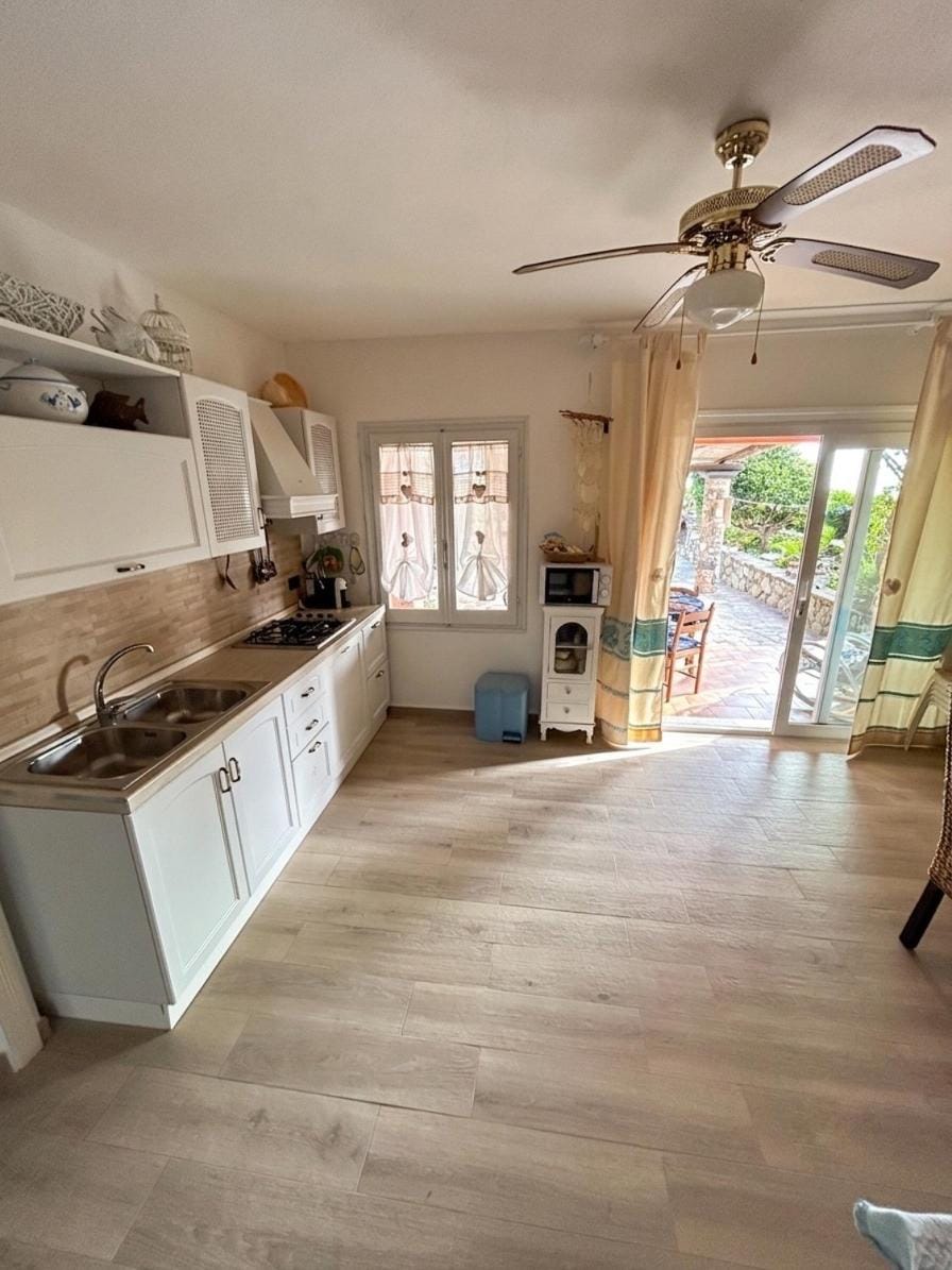 Kitchen or kitchenette, dishwasher, stove