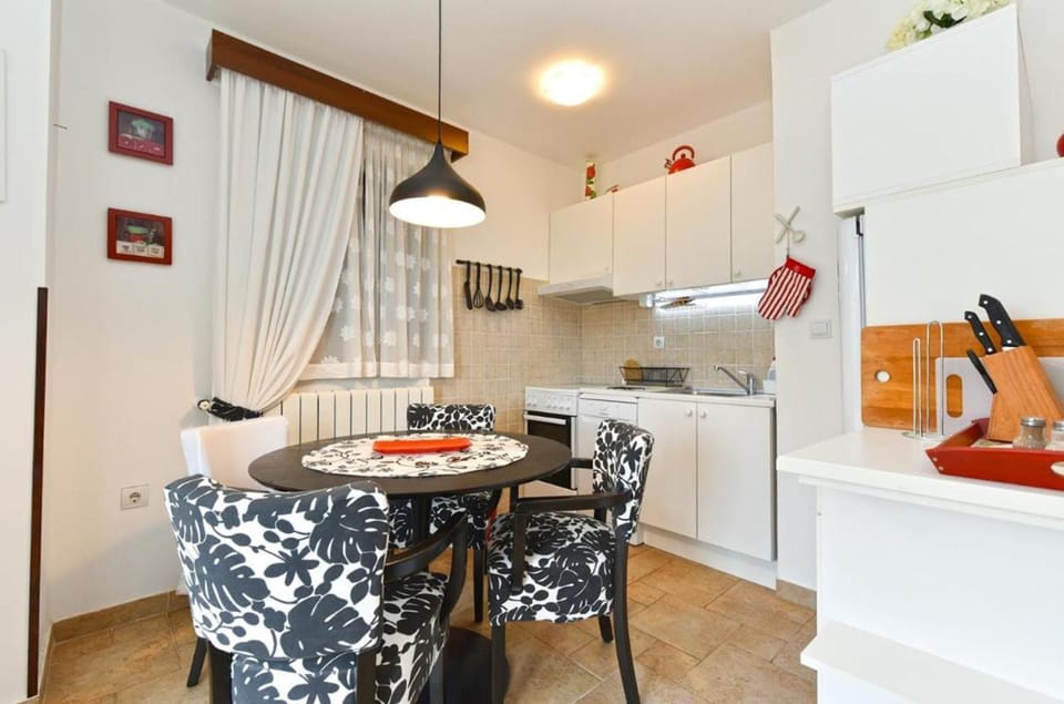 Dining area, kitchen