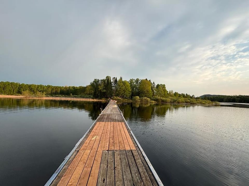 Whispering pines cabin Cabin in Ontario