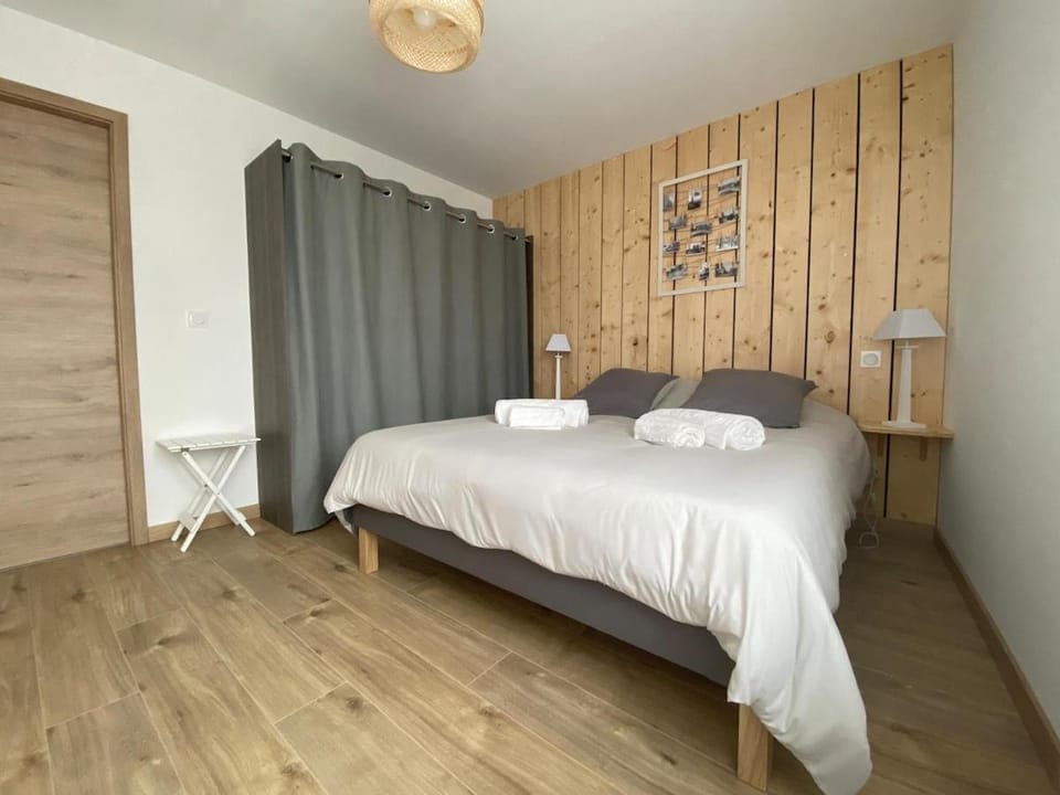 Bed, Photo of the whole room, Bedroom, internet, towels, wardrobe