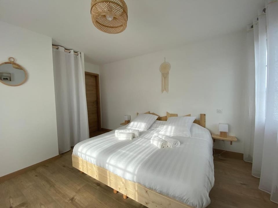 Bed, Photo of the whole room, Bedroom, towels